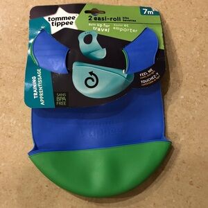 Tommee Tippee pack of 2 easi-roll silicone bibs. Easy wipe clean. BPA free.